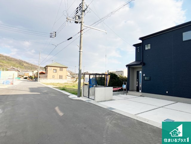 揖保郡太子町矢田部　第4期　新築一戸建ての前面道路含む現地写真|周辺は閑静な住宅街！前面道路広々で車の出し入れも便利です。駐車が苦手な方でも安心して車庫入れできます！