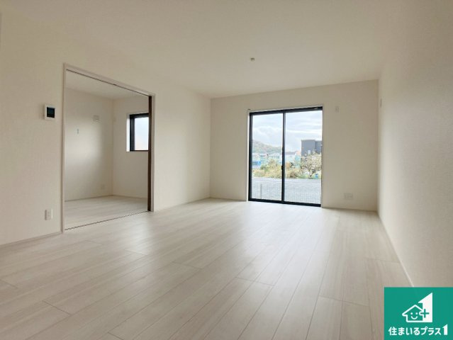 揖保郡太子町矢田部　第4期　新築一戸建ての居間・リビング|日当たり良好の明るいリビングで朝の目覚めもスッキリできそう！対面キッチンでご家族のコミュニケーションも自然と増える設計！小さなお子様が遊ぶスペースを作っても広々とくつろげるLDK！