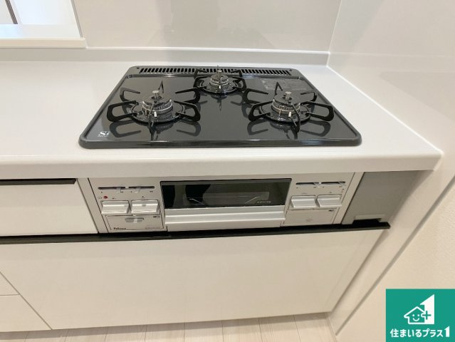 揖保郡太子町矢田部　第4期　新築一戸建ての設備|ダブル高火力Ｓｉセンサー付きコンロ！３口あるので、まとめて料理をする時も大活躍！