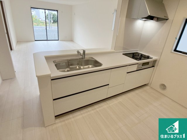 揖保郡太子町矢田部　第4期　新築一戸建てのキッチン|明るいリビングで朝の目覚めもスッキリできそう！対面キッチンでご家族のコミュニケーションも自然と増える設計！小さなお子様が遊ぶスペースを作っても広々とくつろげるLDK！