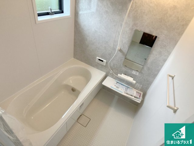 揖保郡太子町矢田部　第4期　新築一戸建ての浴室|足をゆったり伸ばして寛げる浴槽です。窓が設けられていますので差し込む光が明るく穏やかな雰囲気にしてくれます♪浴室乾燥機も設置しているので、雨の日の洗濯物も安心です♪