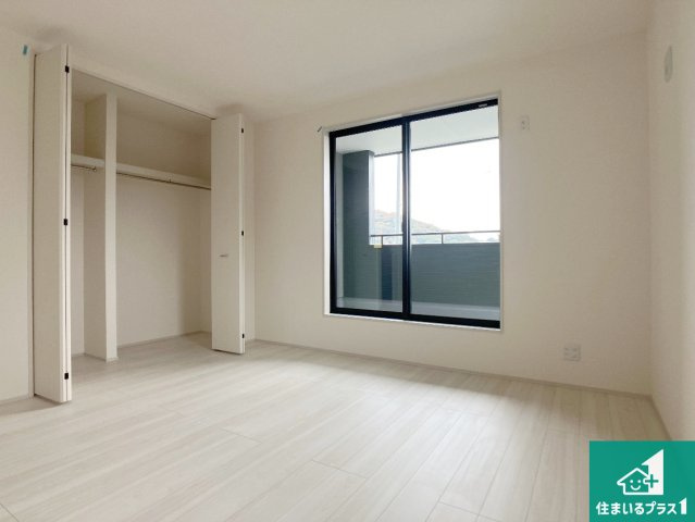 揖保郡太子町矢田部　第4期　新築一戸建ての洋室|寝室は心地よい眠りについてもらいたくて、シンプルかつ開放的な空間な設計にしています！大きな窓から差し込む日が心地いいです♪