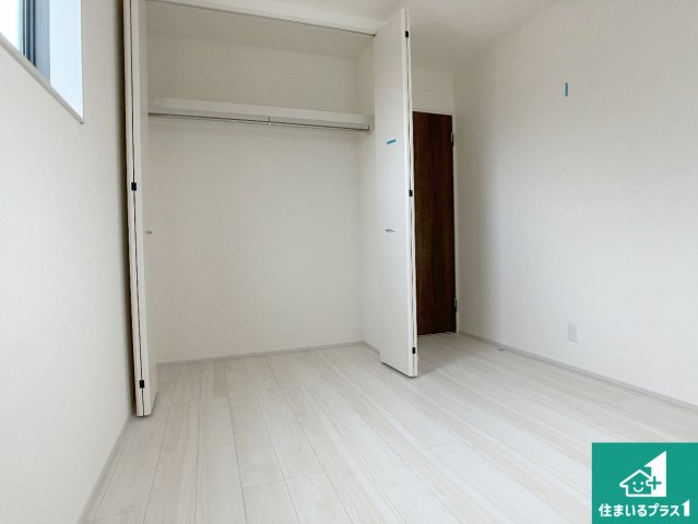 揖保郡太子町矢田部　第4期　新築一戸建ての洋室|収納スペースが充実しているので子供の成長に合わせてたくさん収納ができます！家族構成に合わせた様々な活用ができる収納！