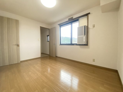 【洋室】 | サンビレッジ・篠山