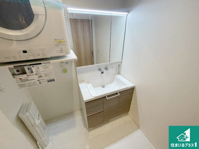 神戸市西区秋葉台　第2期　新築一戸建ての独立洗面台|清潔感のある洗面台です。フラットな鏡は掃除がしやすく毎日清潔！鏡裏には収納があるのでスッキリとした洗面台が保てます。