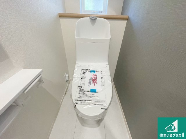 神戸市西区秋葉台　第2期　新築一戸建てのトイレ|1・2階の2ヶ所にあるので、朝の忙しい時間の順番待ちもなく、深夜の利用にも大変便利です。