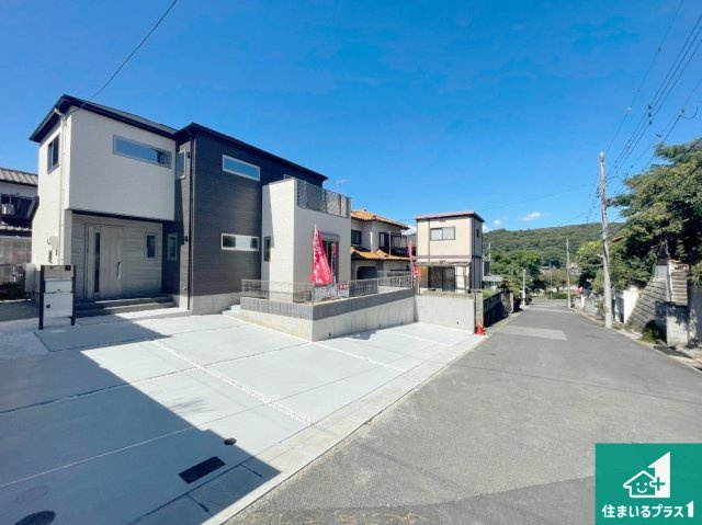 神戸市西区秋葉台　第2期　新築一戸建ての前面道路含む現地写真|周辺は閑静な住宅街！前面道路広々で車の出し入れも便利です。駐車が苦手な方でも安心して車庫入れできます！