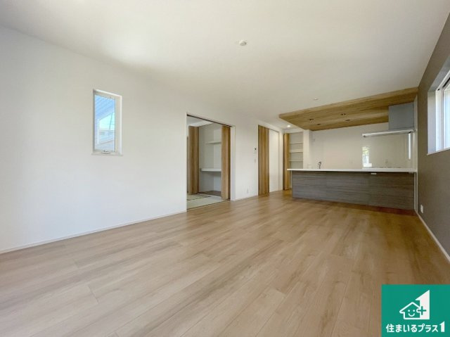 神戸市西区秋葉台　第2期　新築一戸建ての居間・リビング|日当たり良好の明るいリビングで朝の目覚めもスッキリできそう！対面キッチンでご家族のコミュニケーションも自然と増える設計！小さなお子様が遊ぶスペースを作っても広々とくつろげるLDK！