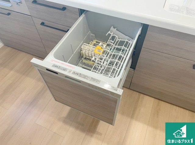 神戸市西区秋葉台　第2期　新築一戸建ての設備|食事後の一仕事、食器洗いをボタン一つでお任せできちゃいます！場所を取らないビルトイン式なので、お料理スペースもしっかり確保！
