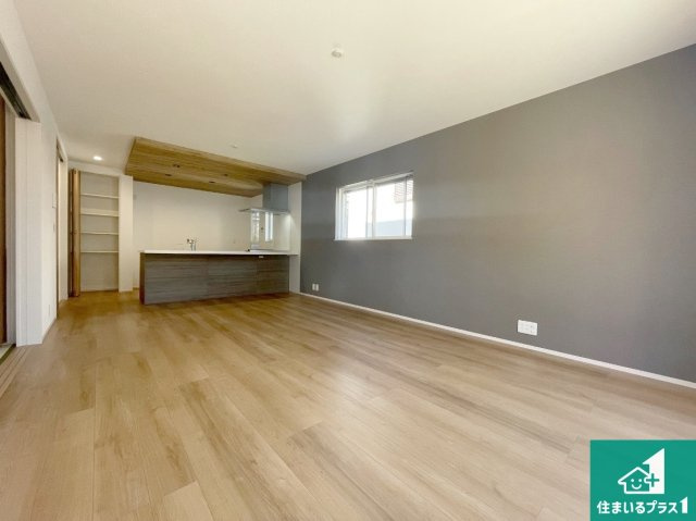 神戸市西区秋葉台　第2期　新築一戸建ての居間・リビング|日当たり良好の明るいリビングで朝の目覚めもスッキリできそう！対面キッチンでご家族のコミュニケーションも自然と増える設計！小さなお子様が遊ぶスペースを作っても広々とくつろげるLDK！