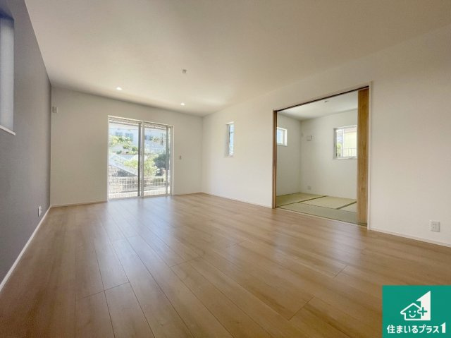 神戸市西区秋葉台　第2期　新築一戸建ての居間・リビング|シンプルなリビングは、観葉植物等のインテリアを楽しめますね！パパ好みにも、ママ好みにも家具次第で雰囲気を変えることができます！