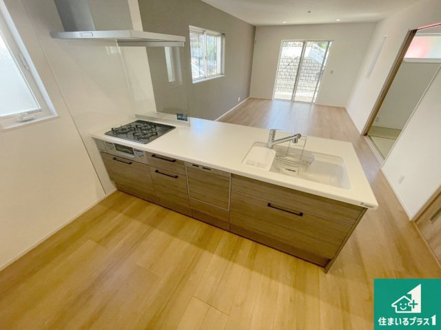 神戸市西区秋葉台　第2期　新築一戸建てのキッチン|リビングと統一感があり、使い勝手のいいキッチン。広々としているので、二人並んで作業が出来ちゃいます。お子様と一緒に色々なお料理に挑戦できるスペースがあります。