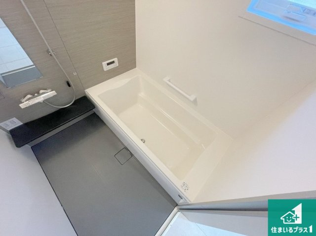 神戸市西区秋葉台　第2期　新築一戸建ての浴室|足をゆったり伸ばして寛げる浴槽です。窓が設けられていますので差し込む光が明るく穏やかな雰囲気にしてくれます♪浴室乾燥機も設置しているので、雨の日の洗濯物も安心です♪