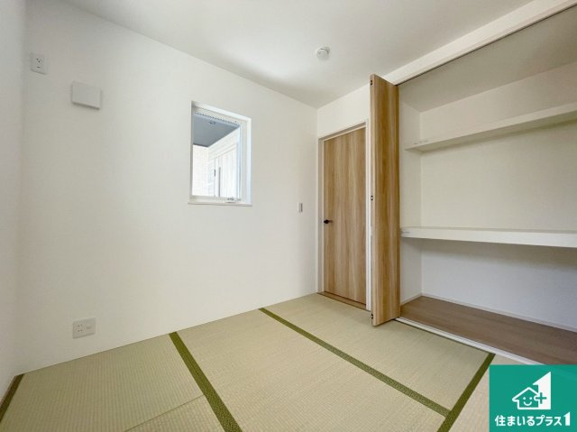 神戸市西区秋葉台　第2期　新築一戸建ての和室|一室あると便利な和室は客間としてだけでなく、小さなお子様のプレイルームや食後のくつろぎスペースとしてもご利用いただけます。収納もついていますので大活躍間違いなし！