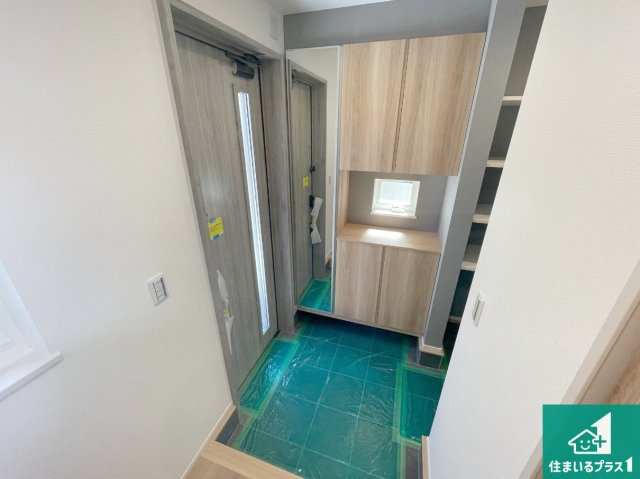 神戸市西区秋葉台　第2期　新築一戸建ての玄関|シューズボックスにはたくさんの靴が収納できるので玄関周りはいつもスッキリ！ご家族が増えても安心！