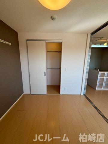 柏崎市茨目１丁目のアパートの洋室