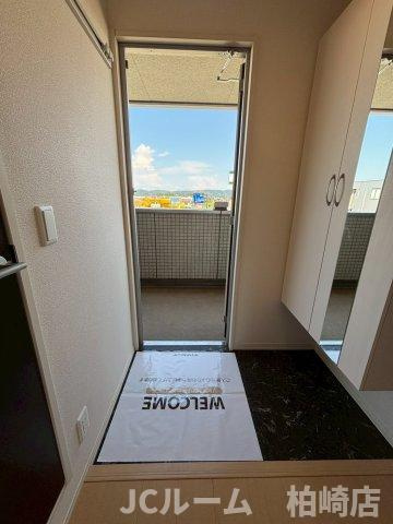 柏崎市茨目１丁目のアパートの玄関