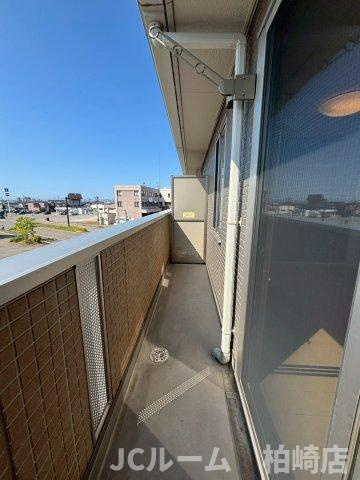 柏崎市茨目１丁目のアパートのバルコニー