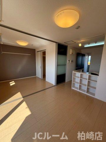 柏崎市茨目１丁目のアパートの居間・リビング