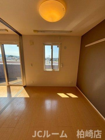 柏崎市茨目１丁目のアパートの洋室