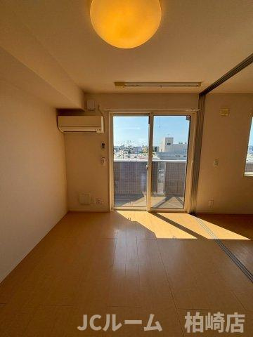 柏崎市茨目１丁目のアパートの居間・リビング
