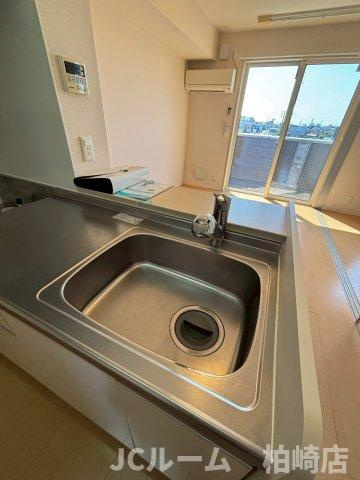 柏崎市茨目１丁目のアパートのキッチン