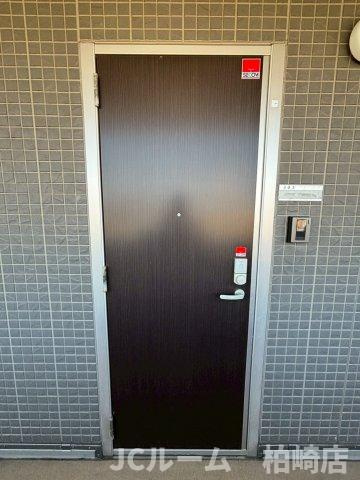 柏崎市茨目１丁目のアパートの玄関