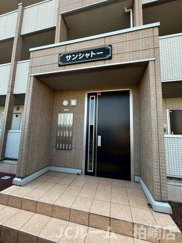 柏崎市茨目１丁目のアパートのエントランス