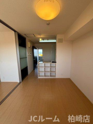 柏崎市茨目１丁目のアパートの居間・リビング