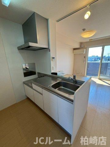 柏崎市茨目１丁目のアパートのキッチン