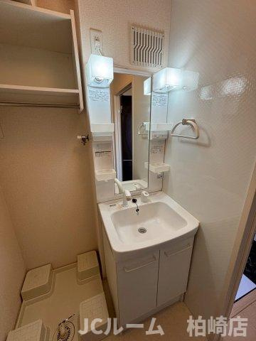 柏崎市茨目１丁目のアパートの独立洗面台
