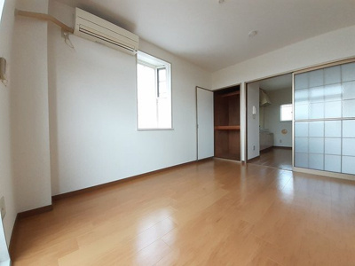 【居間・リビング】 | アメニティーパレス | こちらのリビングで趣味の時間をお楽しみください