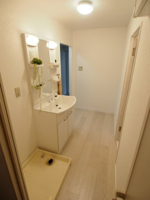 【洗面所】 | 越木岩ハイデンス | スペースが確保できる洗面所です