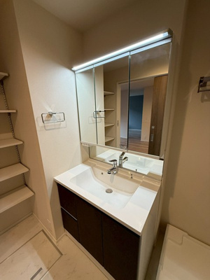 【洗面所】 | 【新築】アリヴィオ白井坂 | 角度の変えられる3面鏡付きの洗髪洗面化粧台です♪横には棚があるのでタオルなどのリネン用品の収納に便利ですよね☆