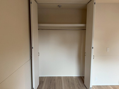 【収納】 | 【新築】アリヴィオ白井坂 | リビングダイニングキッチンから入って右側、洋室5帖のお部屋にあるクローゼットです！かさばりやすいコートなどもハンガー掛けができてすっきり片付きます♪