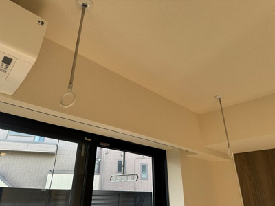 【設備】 | 【新築】アリヴィオ白井坂 | リビングダイニングキッチンにある室内物干しです！雨の日やお出掛け時の室内干しにとても便利☆花粉や梅雨の時期に重宝しますね♪