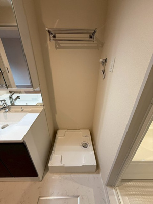【設備】 | 【新築】アリヴィオ白井坂 | 洗面所内、洗髪洗面化粧台横にある室内洗濯機置き場です♪防水パンが付いているので万が一の漏水にも安心です！上部には便利な収納棚付き♪
