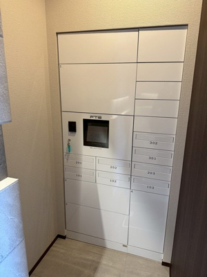 【その他共用部分】 | 【新築】アリヴィオ白井坂 | 共用エントランスには宅配BOXがあるので荷物の受け取りもスムーズに♪再配達を依頼する手間が省けます☆