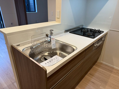 【キッチン】 | 【新築】アリヴィオ白井坂 | グリル付き3口ガスコンロのシステムキッチンです☆場所を取るお鍋やお皿もたっぷり収納できてお料理がはかどります！