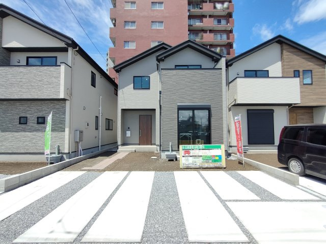 古河市東本町　新築住宅　全3邸の外観|○2号棟　外観写真○
カースペース並列3台駐車可！車の出し入れも楽々できます♪
※2025年6月撮影