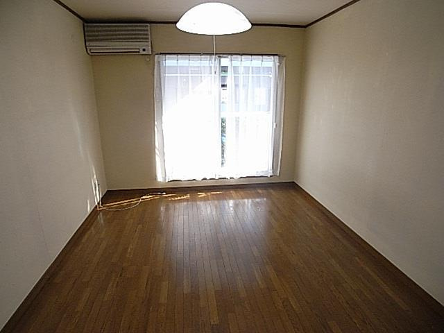 本郷ハイツの居間・リビング|7帖洋室内・照明・エアコン付き