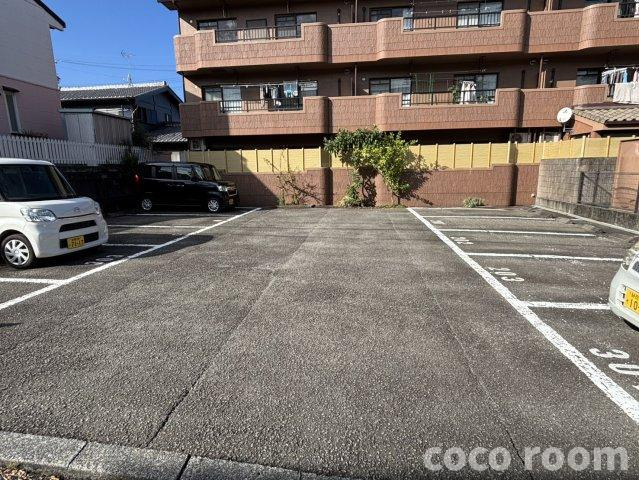 クレッセント江崎の駐車場