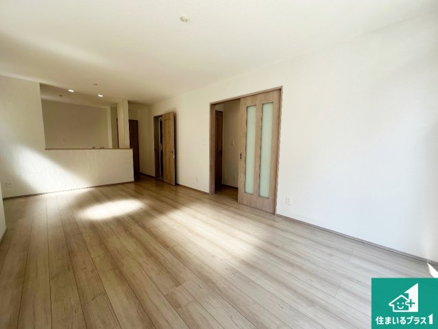西宮市浜町　新築一戸建ての居間・リビング|子供を見守りながらお料理が出来るため家族のコミュニケーションか増えます♪スペースが広く確保されている為お子様が大きくなったときは一緒に料理を楽しめます♪