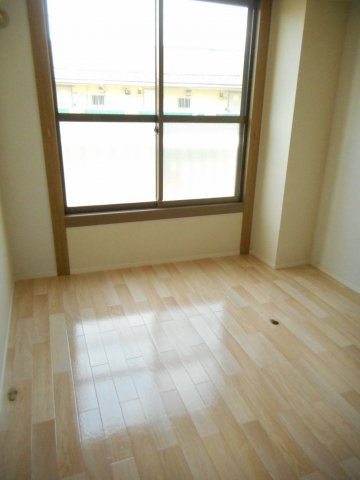 あるゾウパレス小松原町の洋室|明るい洋室です