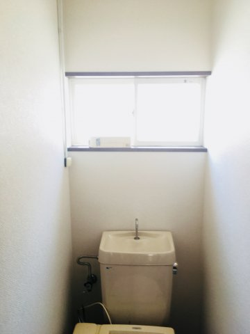 小松原町田中様貸家のトイレ|トイレ内窓有！