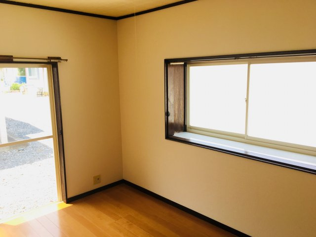 小松原町田中様貸家の洋室|オシャレな出窓付！