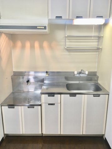 ネオポリスC棟のキッチン|コンパクトなキッチンで掃除もラクラク