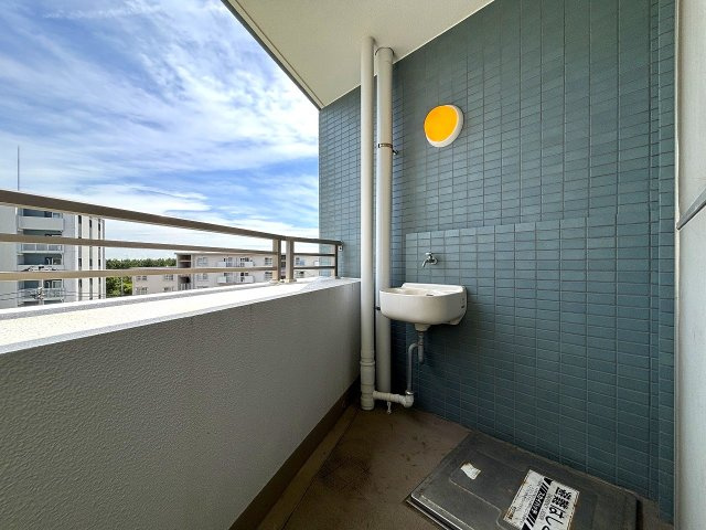 【バルコニー】 | ◇◆ランドステージ茅ヶ崎オーシャンビュー◆◇ | バルコニーには砂の付いたマリングッズや散歩から帰ってきたワンちゃんの足が洗える便利なスロップシンク付