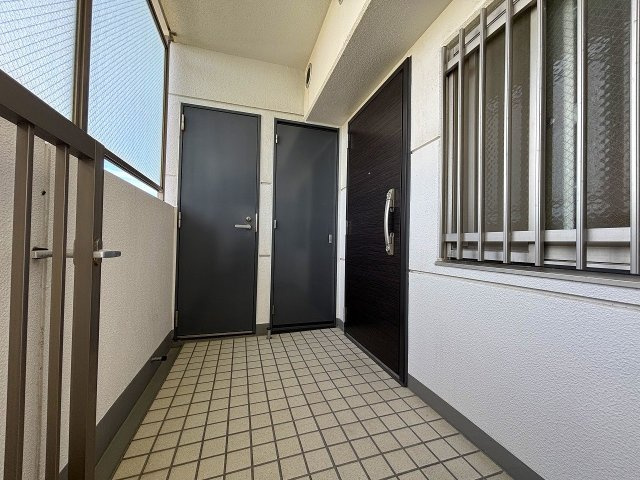 【玄関】 | ◇◆ランドステージ茅ヶ崎オーシャンビュー◆◇ | ポーチにはトランクルームがあり収納に便利です！