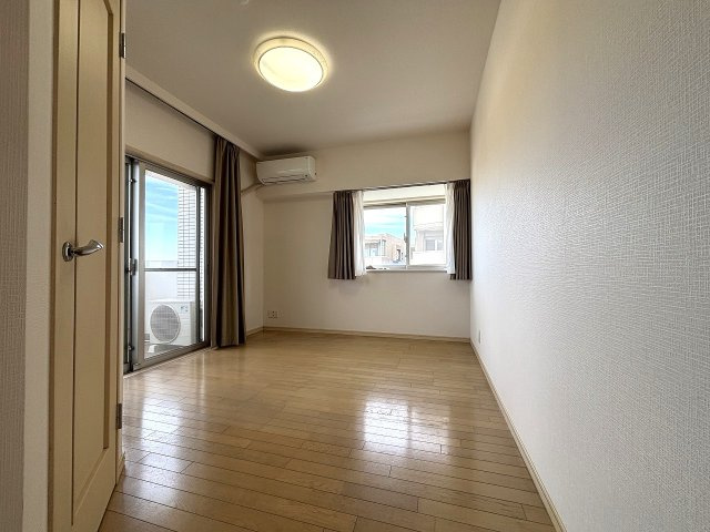 【洋室】 | ◇◆ランドステージ茅ヶ崎オーシャンビュー◆◇ | 約7帖の洋室は2面採光で明るい室内空間